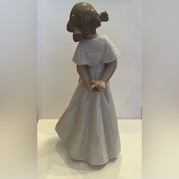 Lladro Nao “So Shy Girl” - Picture 5 of 7